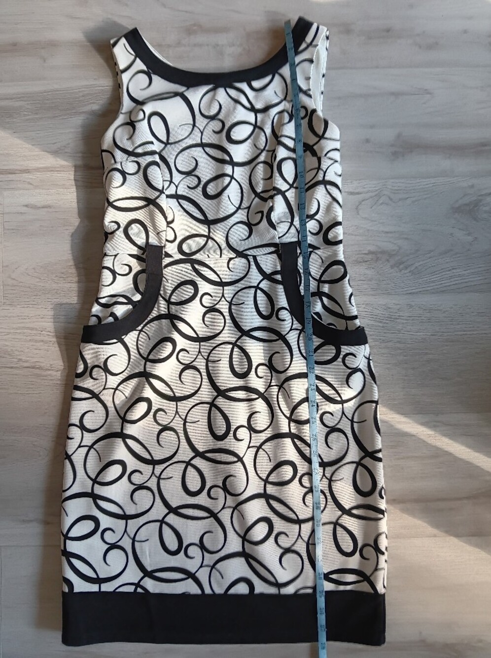 London Times Sleeveless Sheath Dress Scroll Pattern Pockets Black White Size 8 - Picture 7 of 12